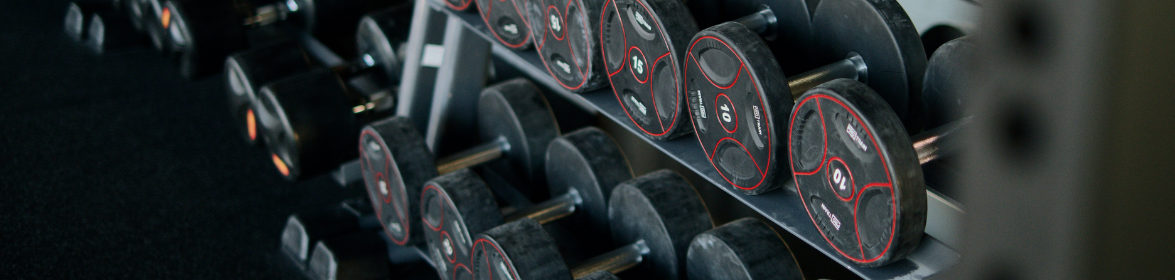 Buikspieren trainen met dumbbells? Drie simpele oefeningen!