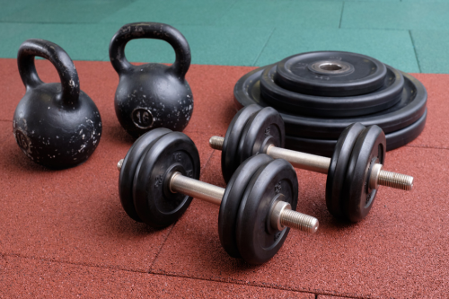 Dumbbells of de Kettlebells: Wat past bij jouw workout?