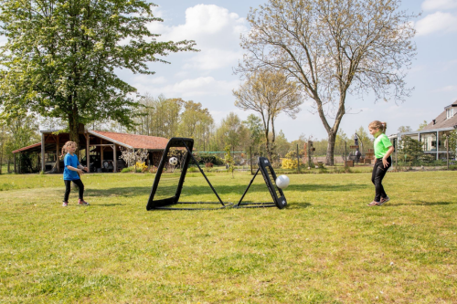 Oefeningen met een voetbal rebounder