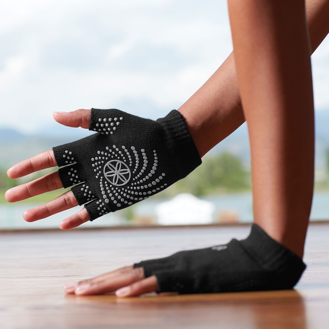 biologie Erge, ernstige barrière Gaiam Grippy Yoga Gloves - Anti-slip Handschoenen - Zwart / Grijs |  Fitwinkel.nl