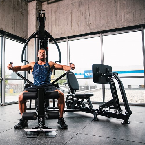 HMS Tytan 101 Multi Gym met Leg Press - Persoon Chest Fly Oefening