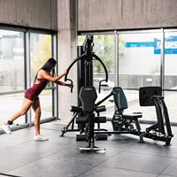 HMS Tytan 101 Multi Gym met Leg Press - Persoon Standing Kickback Oefening