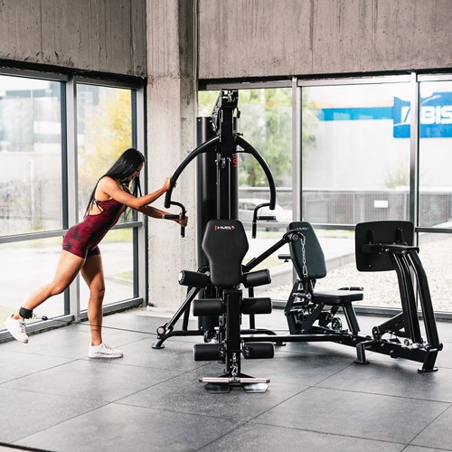 HMS Tytan 101 Multi Gym met Leg Press - Persoon Standing Kickback Oefening