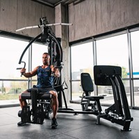 HMS Tytan 101 Multi Gym met Leg Press - Persoon Chest Press Oefening
