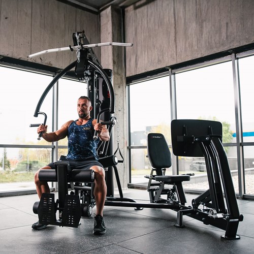 HMS Tytan 101 Multi Gym met Leg Press - Persoon Chest Press Oefening
