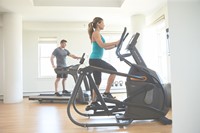Matrix A50 Ascent Crosstrainer XR lifestyle zijkant trainen