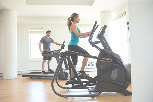 Matrix A50 Ascent Crosstrainer XR lifestyle zijkant trainen
