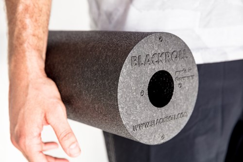 Blackroll standard foam roller blauw wit model 2