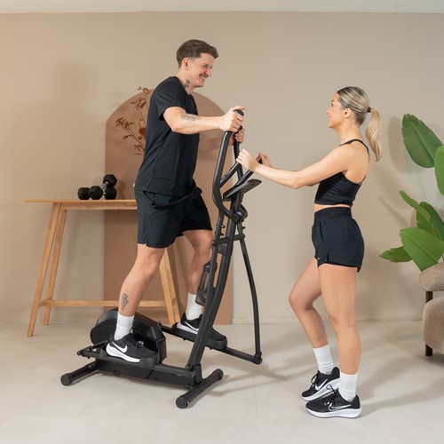Lifestyle foto van een man en vrouw die samen trainen met de VirtuFit CTR100 Crosstrainer in een huiselijke setting.