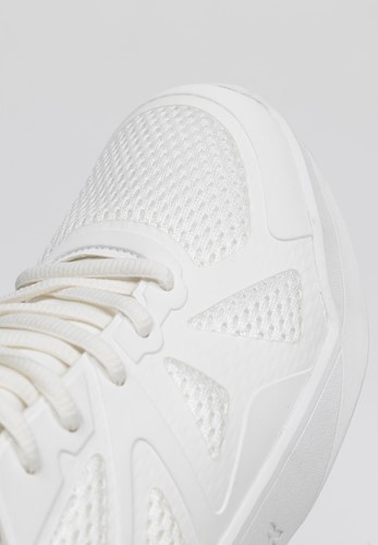 Zit in haar sportschoenen top