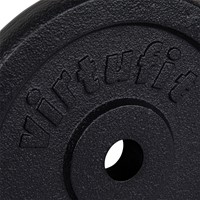 Detailopname van het ingedrukte merklogo en de stoere afwerking van de zwarte VirtuFit gietijzeren halterschijf van 15 kilo.