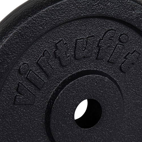 Detailopname van het ingedrukte merklogo en de stoere afwerking van de zwarte VirtuFit gietijzeren halterschijf van 15 kilo.