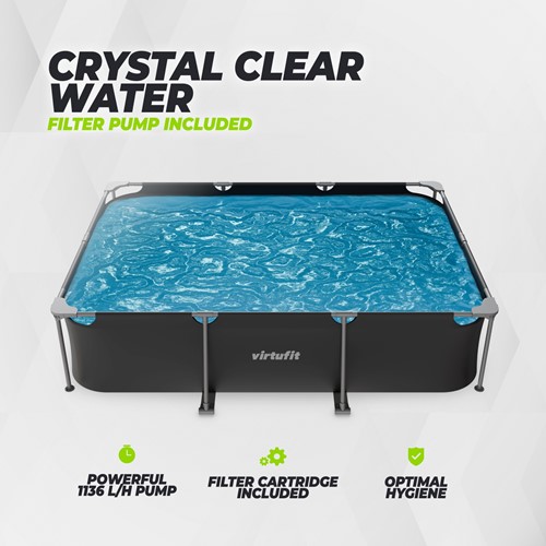 Vooraanzicht van het met water gevulde VirtuFit Zwembad 300x210 antraciet. Deze afbeelding laat zien dat het model geleverd wordt inclusief krachtige pomp van 1136 liter per uur met cartridge voor opt