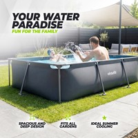 Lifestyle afbeelding van het rechthoekige VirtuFit Zwembad 300x210 antraciet in een zonnige tuin. Deze infographic toont het robuuste stalen frame dat zorgt voor een stabiele constructie met een eenvo