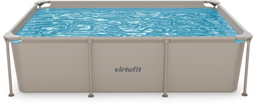 Schuin vooraanzicht van het rechthoekige VirtuFit zwembad in beige zonder pomp met helder blauw water.