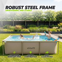 Lifestyle actiefoto van spelende kinderen in het beige VirtuFit rechthoekig zwembad met informatie over het stabiele en corrosiebestendige stalen frame met kliksysteem.