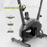 Infographic van de VirtuFit HTR100 cardio hometrainer met details over de acht handmatige weerstandsniveaus en het magnetische vliegwiel