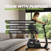 Lifestyle infographic van de VirtuFit Low Entry Bike 200i hometrainer met functies voor hartslaggestuurd trainen, BMI analyse en recovery modus.