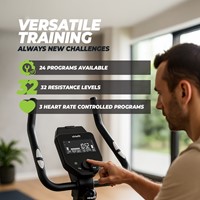 Detailopname van het display en de bediening van de VirtuFit Low Entry Bike 200i met informatie over de 24 programma's en 32 weerstandsniveaus.