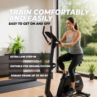 Lifestyle zijaanzicht van de VirtuFit Low Entry Bike 200i hometrainer met extra lage instap en een belastbaar gewicht tot 150 kg voor revalidatie.