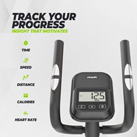 Detailopname van de trainingscomputer en hartslagsensoren op het stuur van de VirtuFit CTR100 crosstrainer