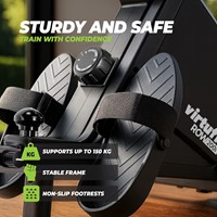 Detailopname van de antislip voetsteunen en 150 kg belastbaar frame van de zwarte VirtuFit ROW200i Roeitrainer.