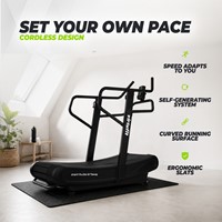 Lifestyle afbeelding van de snoerloze VirtuFit Pro Elite HiiT Running Air Runner loopband geplaatst op een beschermmat in een lichte en moderne kamer.
