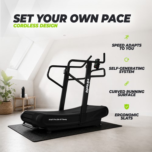 Lifestyle afbeelding van de snoerloze VirtuFit Pro Elite HiiT Running Air Runner loopband geplaatst op een beschermmat in een lichte en moderne kamer.