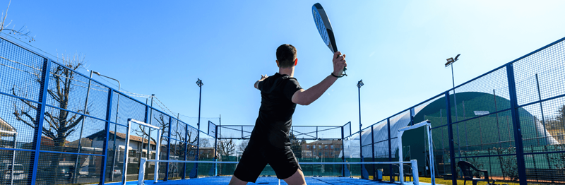 Wat is het verschil tussen binnen en buiten padel?
